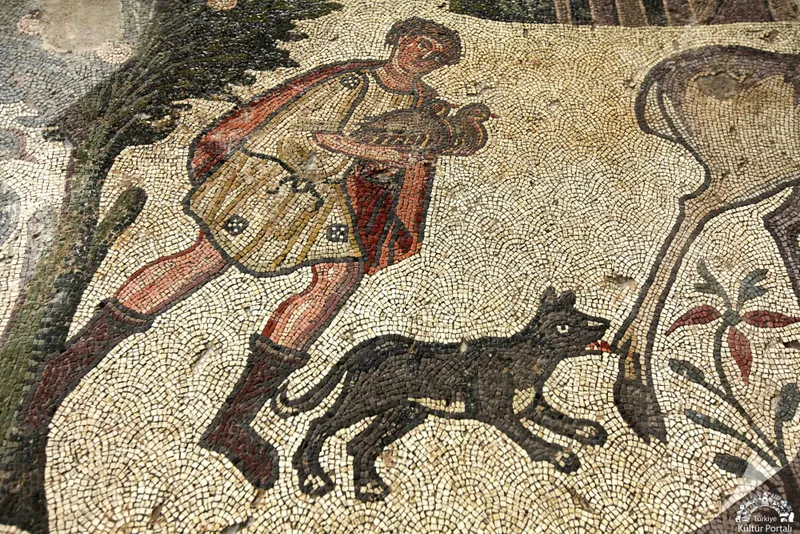 Germanicia mozaiği: elinde kuş taşıyan bir adam ve köpek